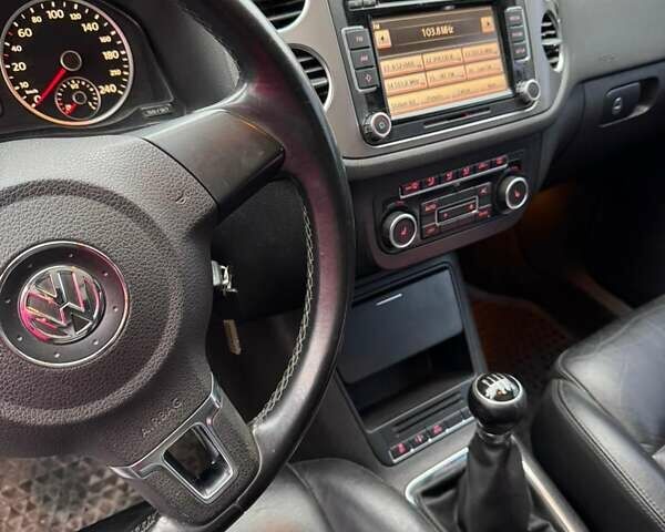 Сірий Фольксваген Тігуан, об'ємом двигуна 2 л та пробігом 117 тис. км за 11000 $, фото 7 на Automoto.ua