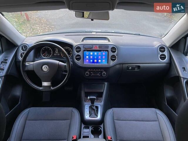 Серый Фольксваген Тигуан, объемом двигателя 2 л и пробегом 180 тыс. км за 11750 $, фото 26 на Automoto.ua