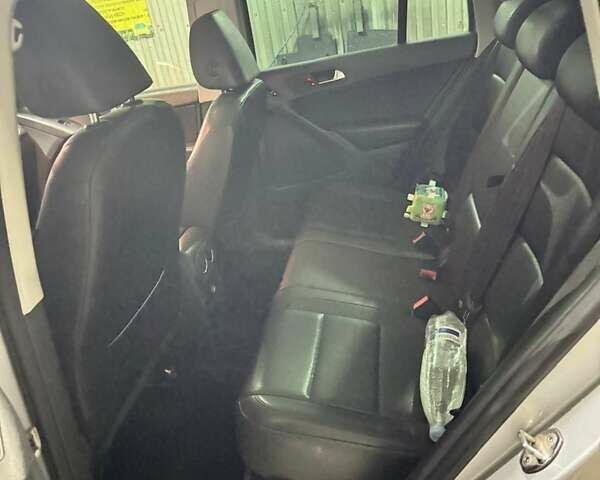 Серый Фольксваген Тигуан, объемом двигателя 2 л и пробегом 217 тыс. км за 12000 $, фото 9 на Automoto.ua