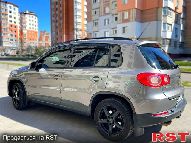 Серый Фольксваген Тигуан, объемом двигателя 2 л и пробегом 223 тыс. км за 12000 $, фото 4 на Automoto.ua