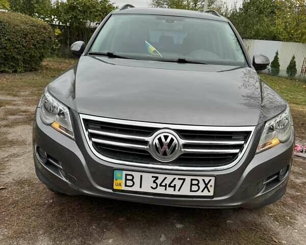 Сірий Фольксваген Тігуан, об'ємом двигуна 2 л та пробігом 117 тис. км за 11000 $, фото 1 на Automoto.ua