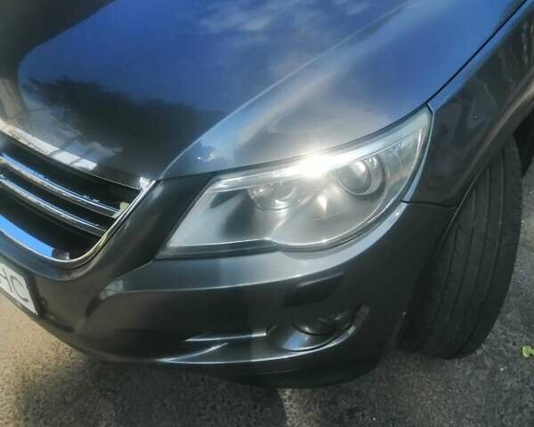 Серый Фольксваген Тигуан, объемом двигателя 2 л и пробегом 405 тыс. км за 11000 $, фото 9 на Automoto.ua