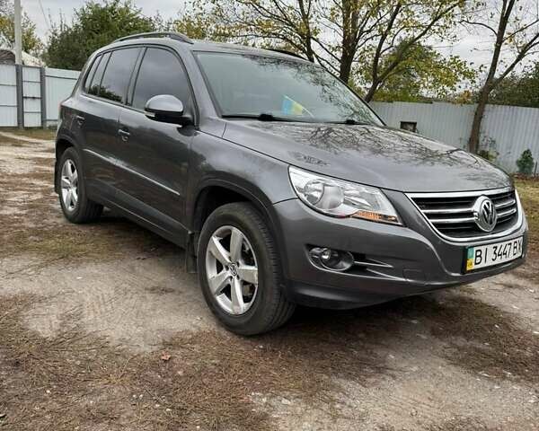 Сірий Фольксваген Тігуан, об'ємом двигуна 2 л та пробігом 117 тис. км за 11000 $, фото 2 на Automoto.ua