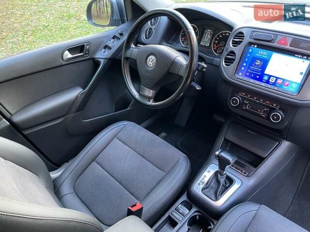 Серый Фольксваген Тигуан, объемом двигателя 2 л и пробегом 180 тыс. км за 11750 $, фото 18 на Automoto.ua