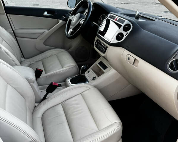 Сірий Фольксваген Тігуан, об'ємом двигуна 1.98 л та пробігом 268 тис. км за 10800 $, фото 27 на Automoto.ua