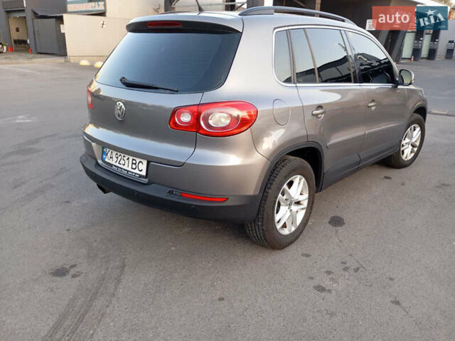 Сірий Фольксваген Тігуан, об'ємом двигуна 2 л та пробігом 298 тис. км за 13000 $, фото 6 на Automoto.ua