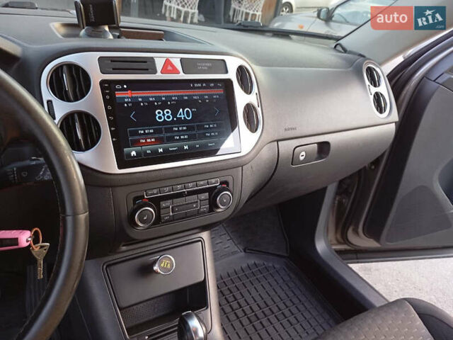 Сірий Фольксваген Тігуан, об'ємом двигуна 2 л та пробігом 298 тис. км за 13000 $, фото 10 на Automoto.ua