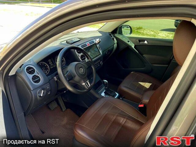 Серый Фольксваген Тигуан, объемом двигателя 2 л и пробегом 223 тыс. км за 12000 $, фото 6 на Automoto.ua