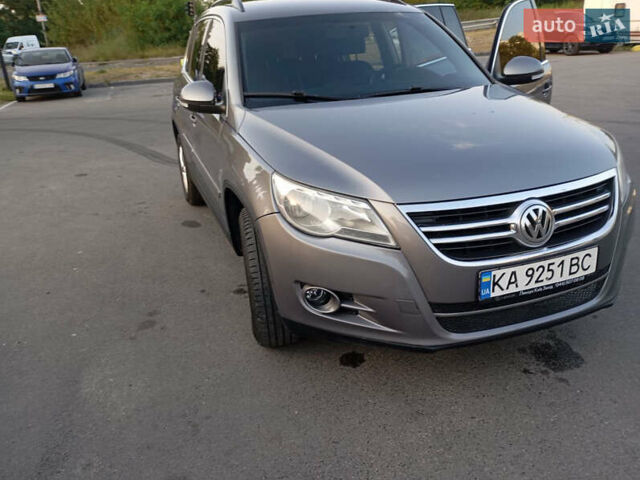 Сірий Фольксваген Тігуан, об'ємом двигуна 2 л та пробігом 298 тис. км за 13000 $, фото 2 на Automoto.ua