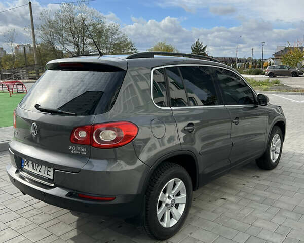 Серый Фольксваген Тигуан, объемом двигателя 2.02 л и пробегом 277 тыс. км за 9300 $, фото 4 на Automoto.ua