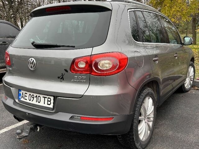 Серый Фольксваген Тигуан, объемом двигателя 2 л и пробегом 194 тыс. км за 10800 $, фото 5 на Automoto.ua