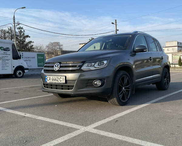Серый Фольксваген Тигуан, объемом двигателя 1.97 л и пробегом 300 тыс. км за 12500 $, фото 2 на Automoto.ua