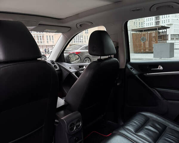 Сірий Фольксваген Тігуан, об'ємом двигуна 1.98 л та пробігом 225 тис. км за 10400 $, фото 11 на Automoto.ua