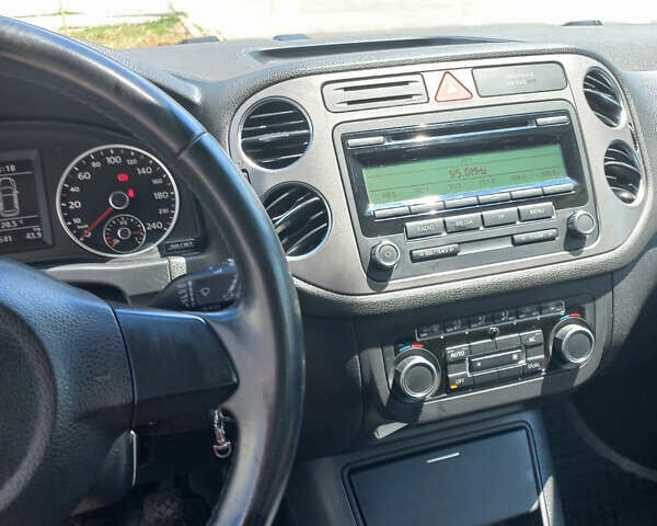 Сірий Фольксваген Тігуан, об'ємом двигуна 2 л та пробігом 999 тис. км за 12000 $, фото 2 на Automoto.ua