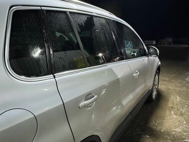 Серый Фольксваген Тигуан, объемом двигателя 2 л и пробегом 217 тыс. км за 12000 $, фото 2 на Automoto.ua