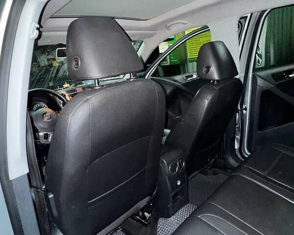 Серый Фольксваген Тигуан, объемом двигателя 2 л и пробегом 217 тыс. км за 12000 $, фото 6 на Automoto.ua