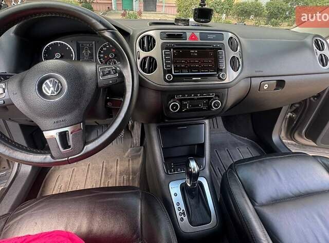 Сірий Фольксваген Тігуан, об'ємом двигуна 1.97 л та пробігом 385 тис. км за 13000 $, фото 7 на Automoto.ua