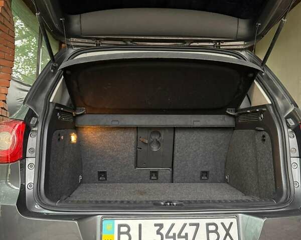 Сірий Фольксваген Тігуан, об'ємом двигуна 2 л та пробігом 117 тис. км за 11000 $, фото 10 на Automoto.ua