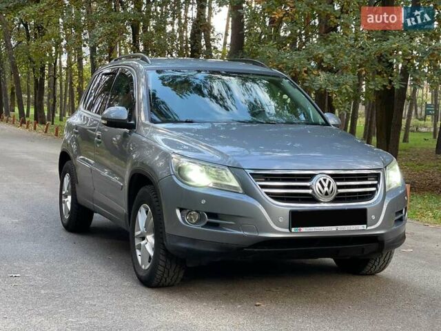 Серый Фольксваген Тигуан, объемом двигателя 2 л и пробегом 180 тыс. км за 11999 $, фото 2 на Automoto.ua