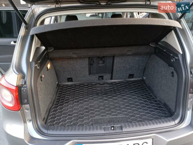 Сірий Фольксваген Тігуан, об'ємом двигуна 2 л та пробігом 298 тис. км за 13000 $, фото 15 на Automoto.ua