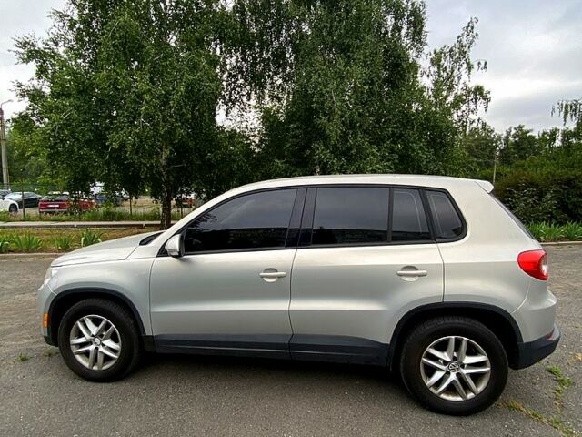 Сірий Фольксваген Тігуан, об'ємом двигуна 2 л та пробігом 221 тис. км за 11800 $, фото 1 на Automoto.ua