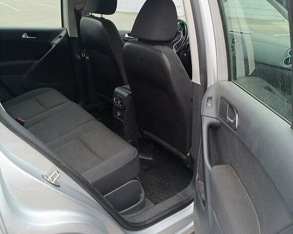 Серый Фольксваген Тигуан, объемом двигателя 1.98 л и пробегом 132 тыс. км за 12500 $, фото 9 на Automoto.ua