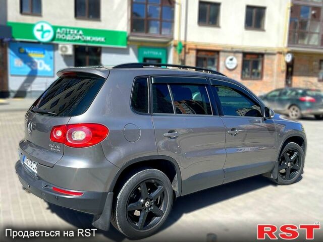 Серый Фольксваген Тигуан, объемом двигателя 2 л и пробегом 223 тыс. км за 12000 $, фото 2 на Automoto.ua