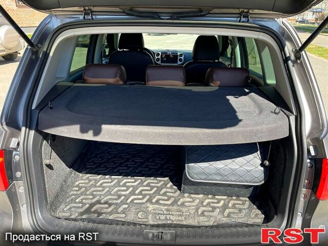 Серый Фольксваген Тигуан, объемом двигателя 2 л и пробегом 223 тыс. км за 12000 $, фото 9 на Automoto.ua