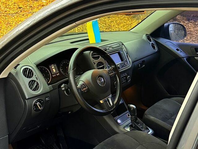 Серый Фольксваген Тигуан, объемом двигателя 2 л и пробегом 242 тыс. км за 9300 $, фото 3 на Automoto.ua