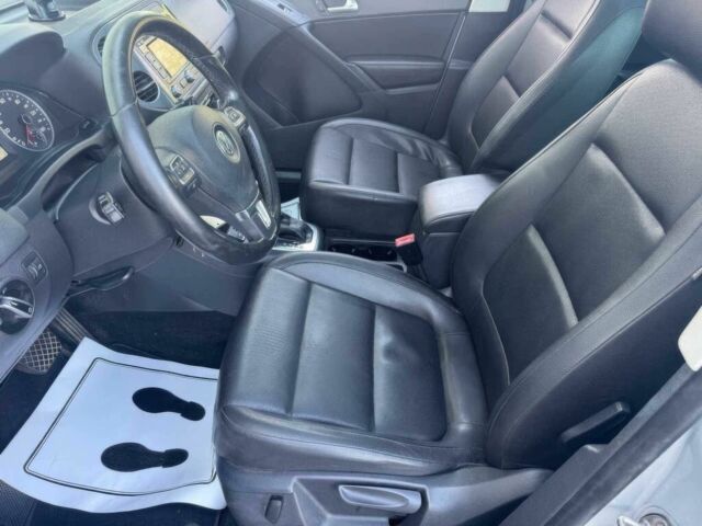 Сірий Фольксваген Тігуан, об'ємом двигуна 2 л та пробігом 98 тис. км за 7200 $, фото 6 на Automoto.ua