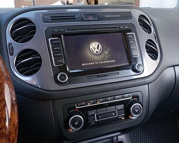 Серый Фольксваген Тигуан, объемом двигателя 2 л и пробегом 442 тыс. км за 11999 $, фото 12 на Automoto.ua