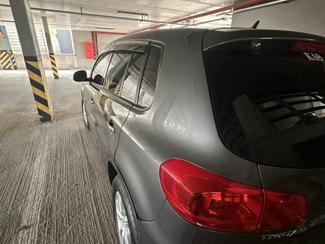 Серый Фольксваген Тигуан, объемом двигателя 2 л и пробегом 199 тыс. км за 11999 $, фото 5 на Automoto.ua