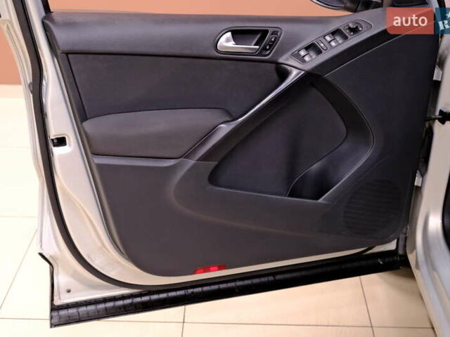 Сірий Фольксваген Тігуан, об'ємом двигуна 2 л та пробігом 170 тис. км за 9900 $, фото 25 на Automoto.ua