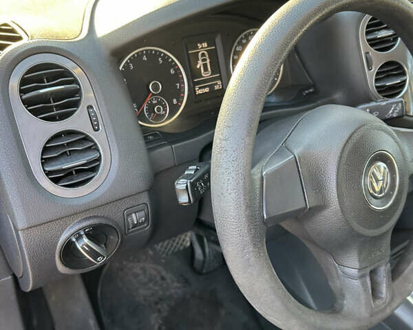 Серый Фольксваген Тигуан, объемом двигателя 1.98 л и пробегом 220 тыс. км за 11000 $, фото 57 на Automoto.ua