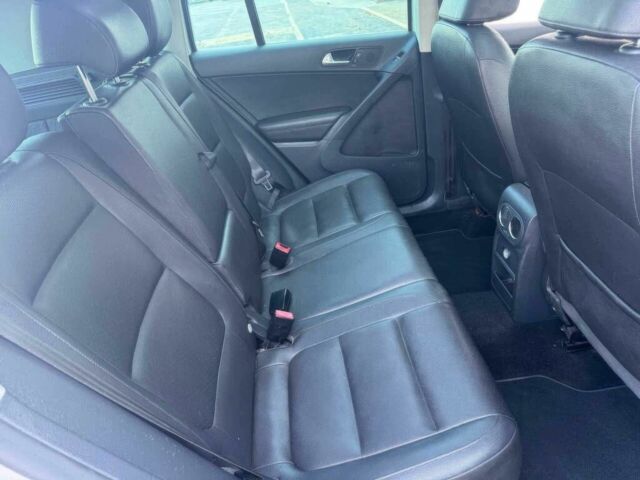 Сірий Фольксваген Тігуан, об'ємом двигуна 2 л та пробігом 98 тис. км за 7200 $, фото 9 на Automoto.ua