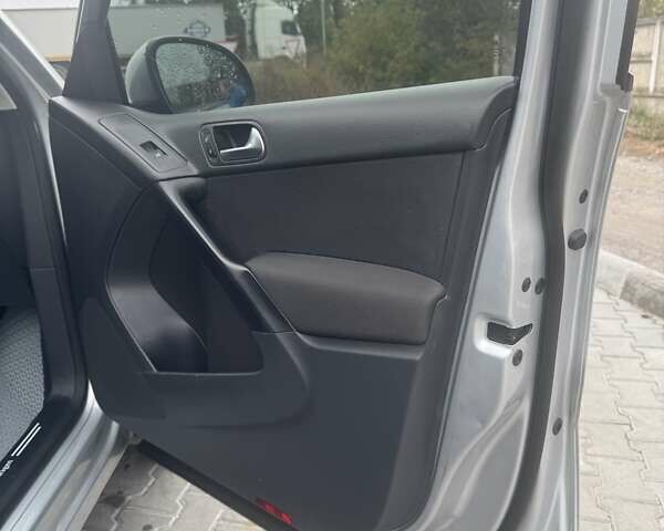 Сірий Фольксваген Тігуан, об'ємом двигуна 1.98 л та пробігом 243 тис. км за 10000 $, фото 11 на Automoto.ua