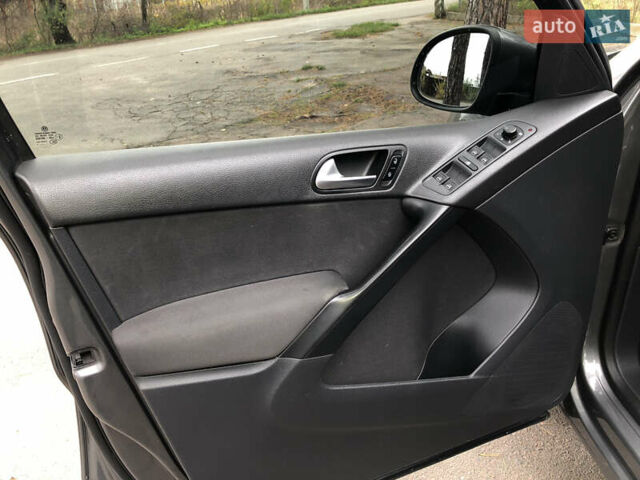 Серый Фольксваген Тигуан, объемом двигателя 2 л и пробегом 212 тыс. км за 14800 $, фото 7 на Automoto.ua