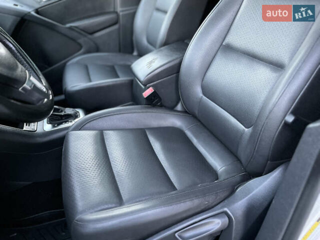 Сірий Фольксваген Тігуан, об'ємом двигуна 1.97 л та пробігом 251 тис. км за 9999 $, фото 28 на Automoto.ua