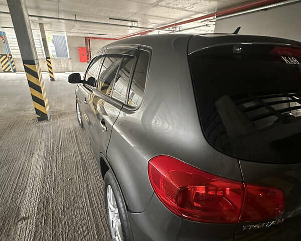 Серый Фольксваген Тигуан, объемом двигателя 1.98 л и пробегом 200 тыс. км за 11999 $, фото 2 на Automoto.ua