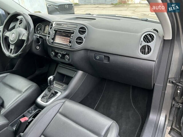 Сірий Фольксваген Тігуан, об'ємом двигуна 2 л та пробігом 224 тис. км за 8999 $, фото 20 на Automoto.ua