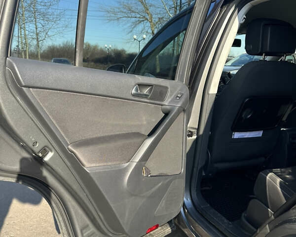 Серый Фольксваген Тигуан, объемом двигателя 1.97 л и пробегом 240 тыс. км за 15600 $, фото 11 на Automoto.ua