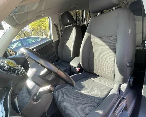 Серый Фольксваген Тигуан, объемом двигателя 1.98 л и пробегом 250 тыс. км за 13200 $, фото 7 на Automoto.ua