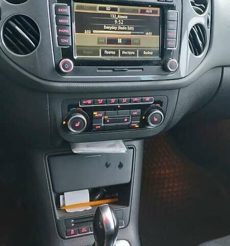 Серый Фольксваген Тигуан, объемом двигателя 1.98 л и пробегом 139 тыс. км за 14400 $, фото 4 на Automoto.ua