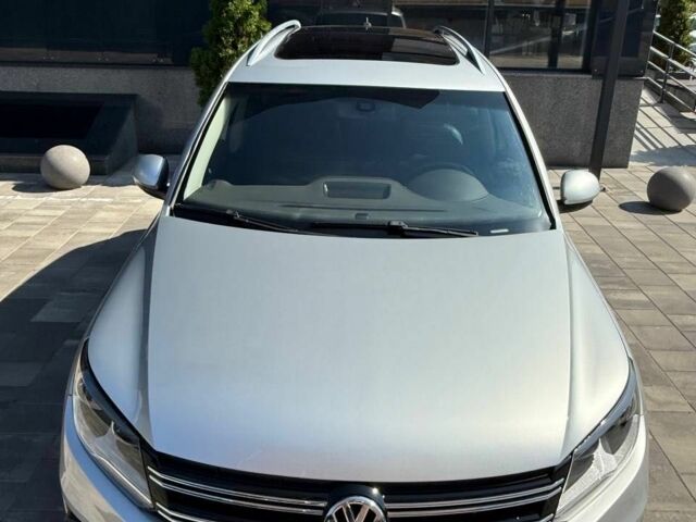 Серый Фольксваген Тигуан, объемом двигателя 2 л и пробегом 215 тыс. км за 9700 $, фото 1 на Automoto.ua