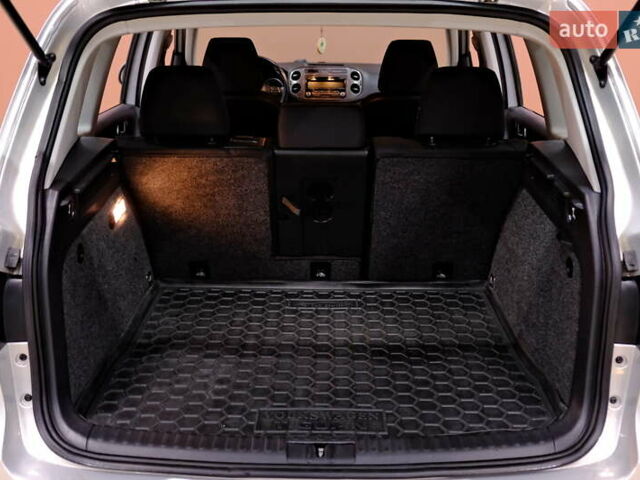 Сірий Фольксваген Тігуан, об'ємом двигуна 2 л та пробігом 170 тис. км за 9900 $, фото 44 на Automoto.ua