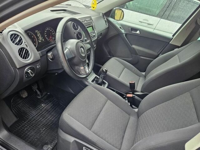 Серый Фольксваген Тигуан, объемом двигателя 1.4 л и пробегом 100 тыс. км за 8000 $, фото 12 на Automoto.ua