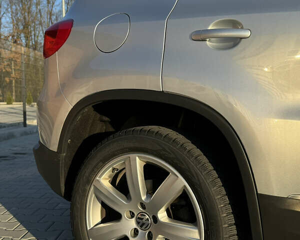 Серый Фольксваген Тигуан, объемом двигателя 2 л и пробегом 125 тыс. км за 14800 $, фото 14 на Automoto.ua