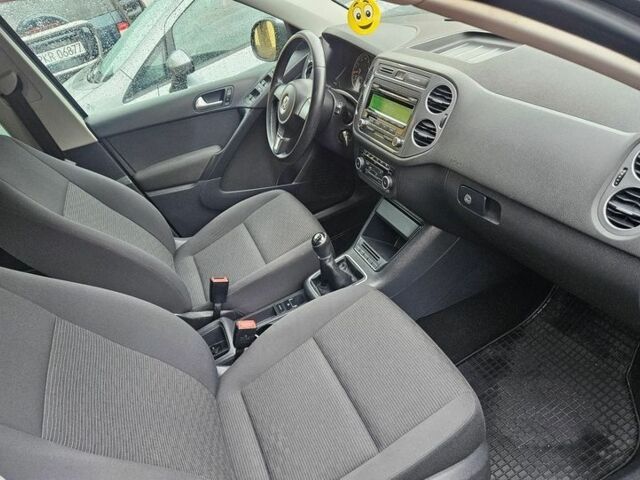 Серый Фольксваген Тигуан, объемом двигателя 1.4 л и пробегом 100 тыс. км за 8000 $, фото 1 на Automoto.ua