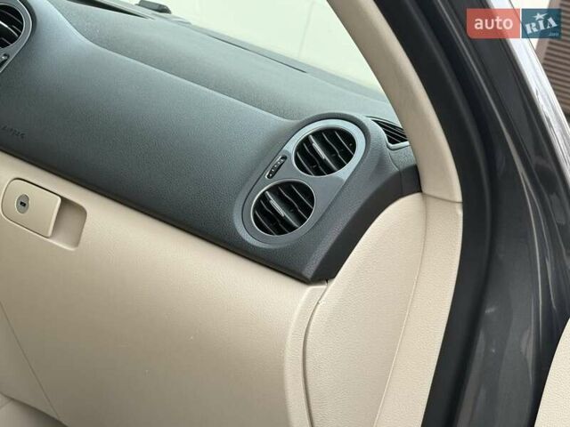 Серый Фольксваген Тигуан, объемом двигателя 1.98 л и пробегом 227 тыс. км за 10950 $, фото 42 на Automoto.ua