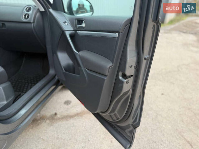 Серый Фольксваген Тигуан, объемом двигателя 1.97 л и пробегом 247 тыс. км за 14500 $, фото 19 на Automoto.ua